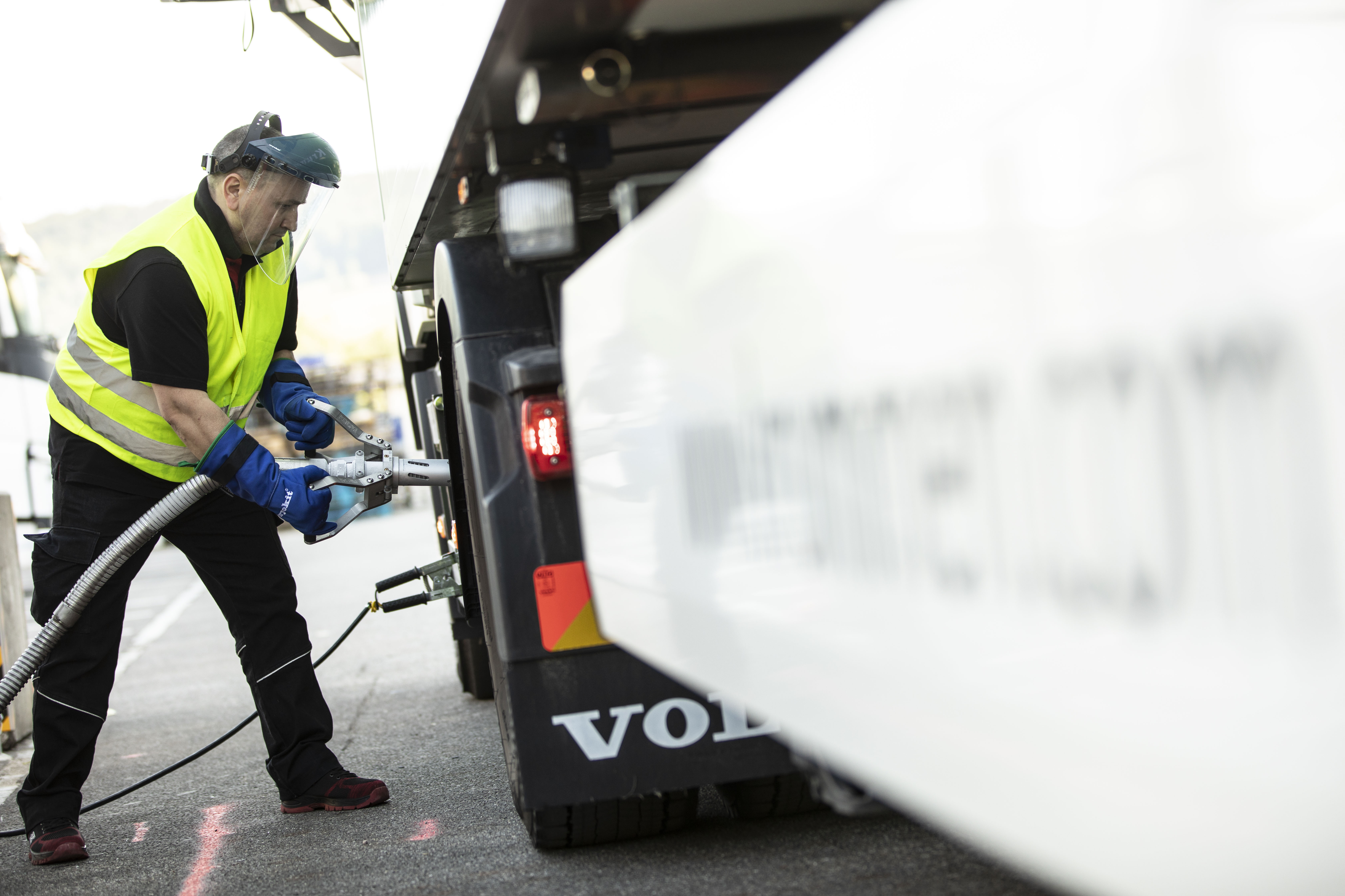 Lidl Schweiz und das Logistikunternehmen Krummen Kerzers AG haben ein Forschungsprojekt durchgeführt, um die Technik und den Bio-Treibstoff wissenschaftlich fundiert zu analysieren. Lidl Schweiz und das Logistikunternehmen Krummen Kerzers AG haben ein Forschungsprojekt durchgeführt, um die Technik und den Bio-Treibstoff wissenschaftlich fundiert zu analysieren.